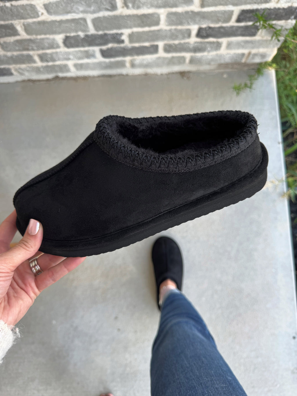 Very G Cheers Slippers in Black