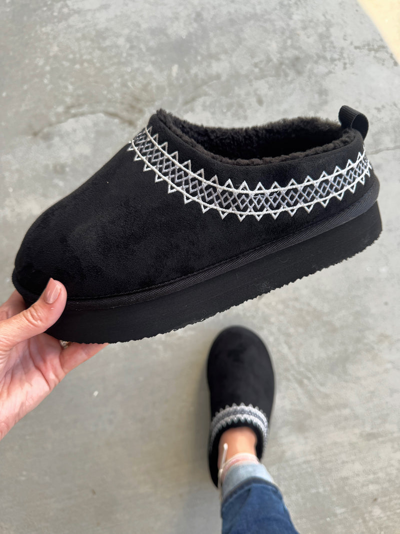 Very G Hug Slippers in Black