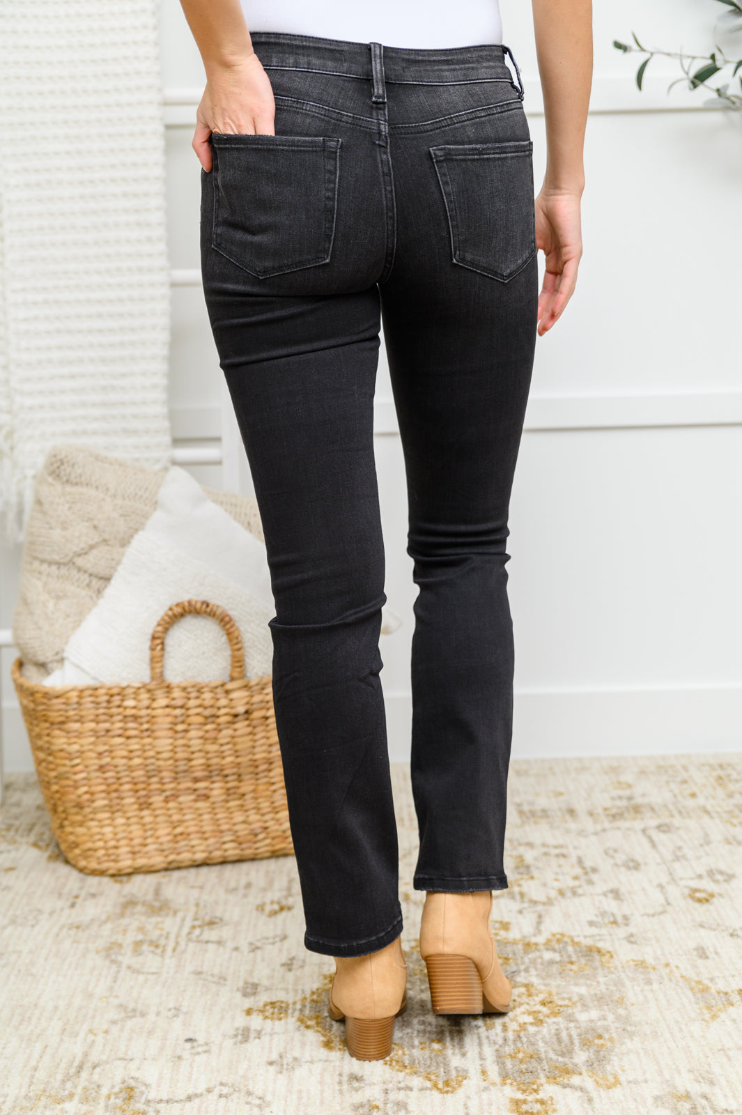 Gem – Washed Rise In Leg Jeans Mid Straight Zenana Ivory Black